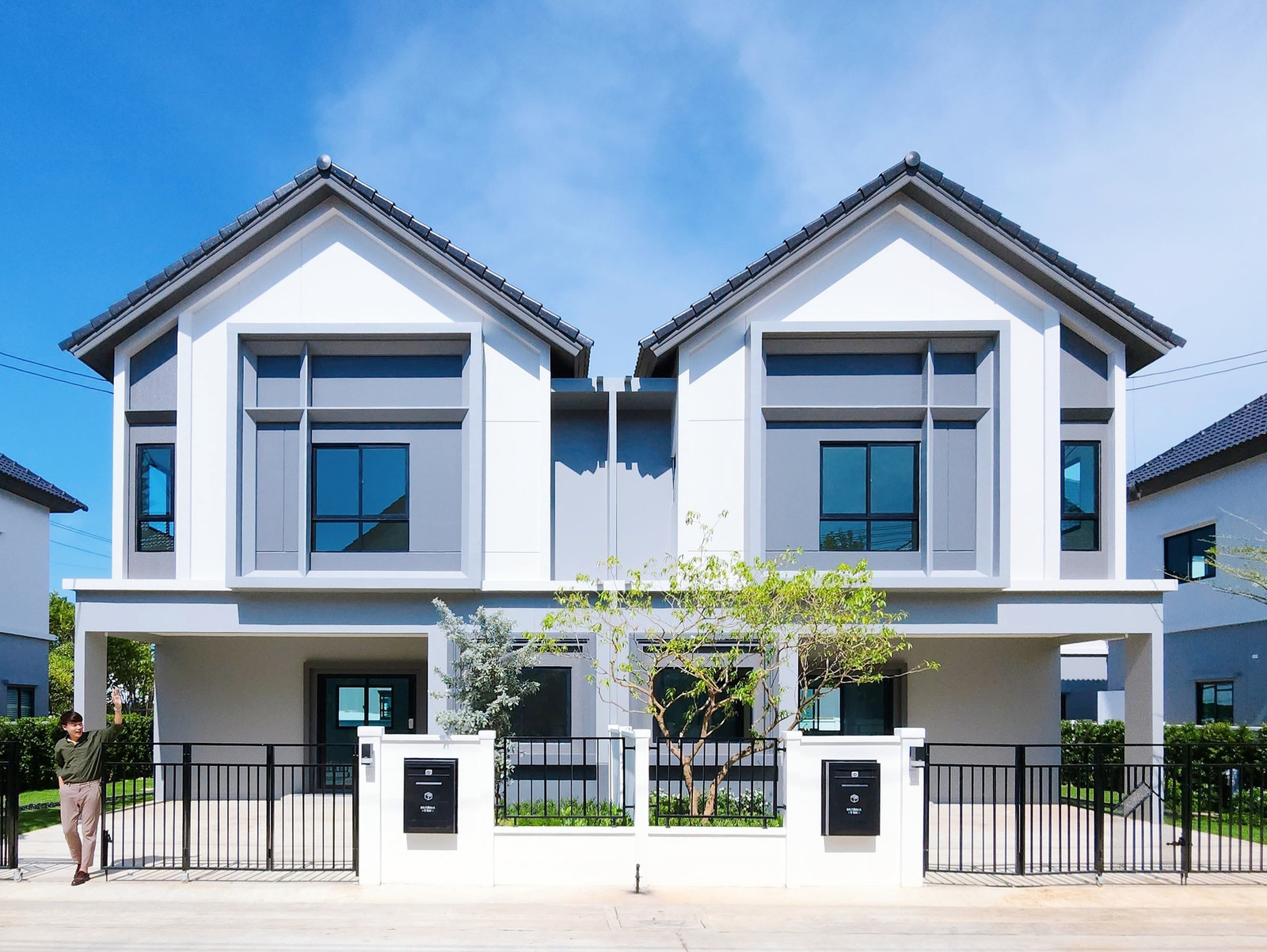 Semi-detached house for sale, area near the clubhouse