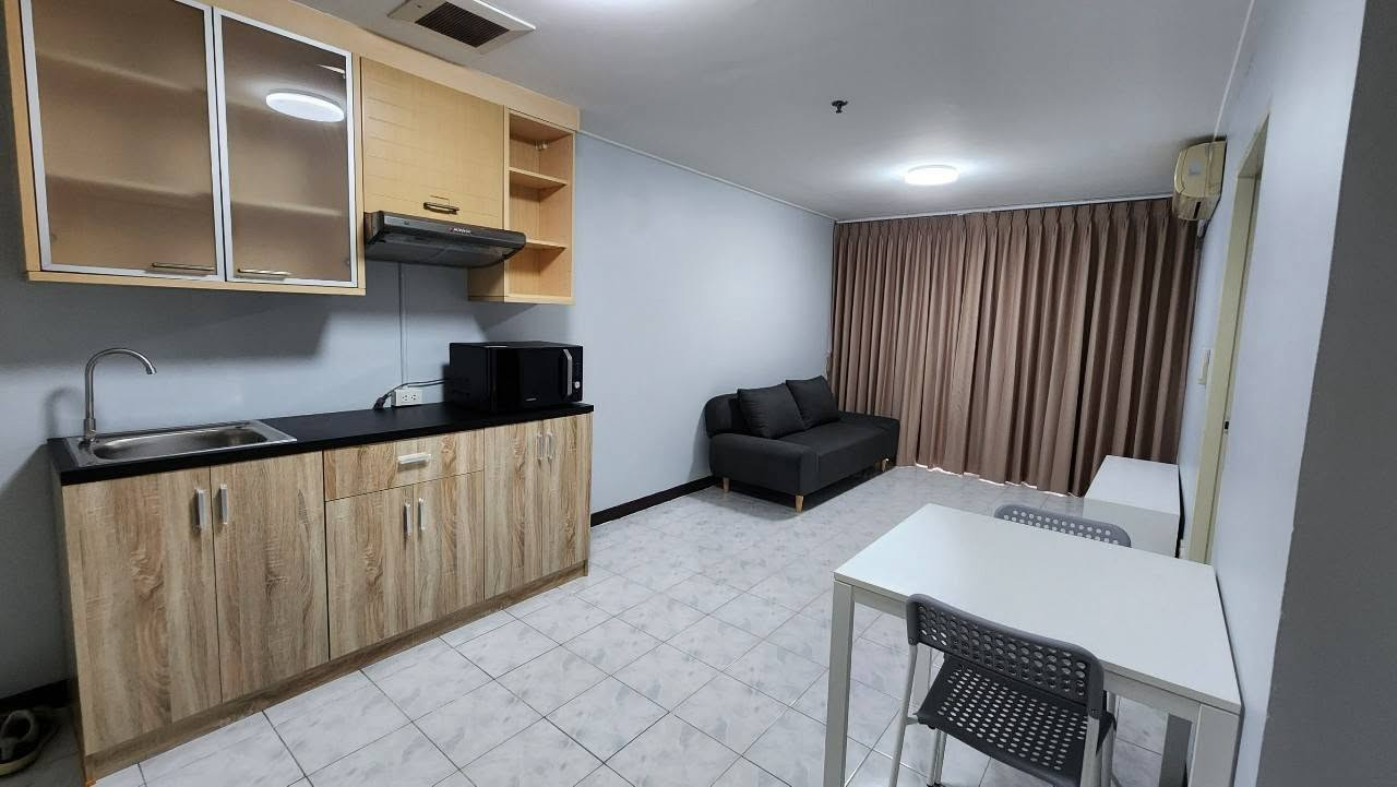 Condo for rent at Commonwealth Pinklao – Corner unit with a city view.