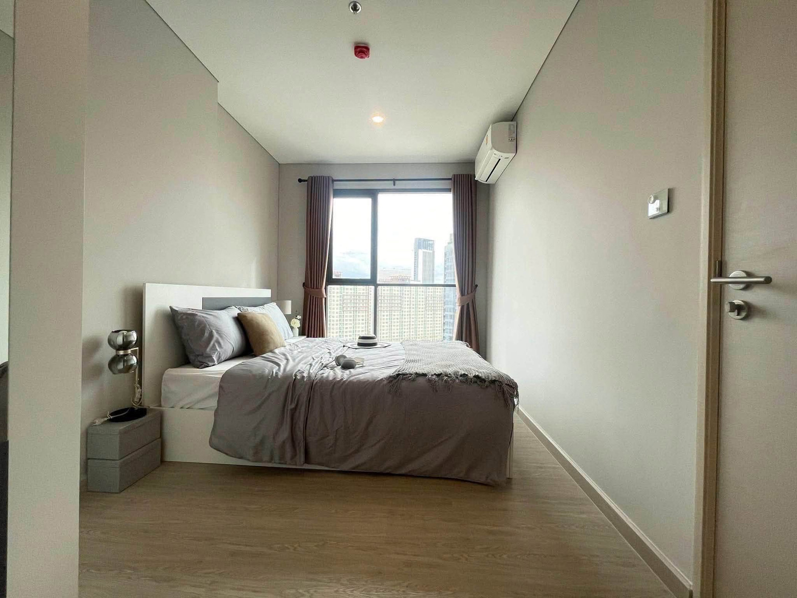 For rent, Lumpini Park Phahon 32, 17th floor.