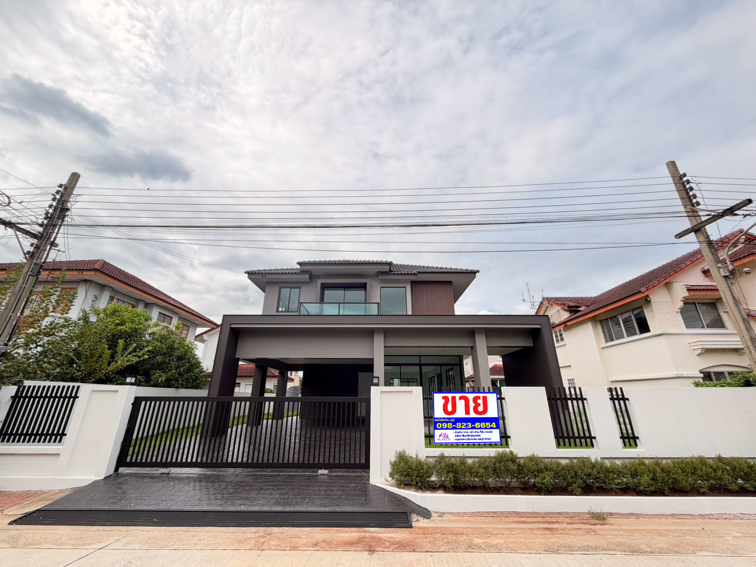 Chonlada Bang Bua Thong, reduced by hundreds of thousands, detached house with wide area. Shady atmosphere Chonlada Bang Bua Thong, reduced by hundreds of thousands, detached house with wide area. Shady atmosphere