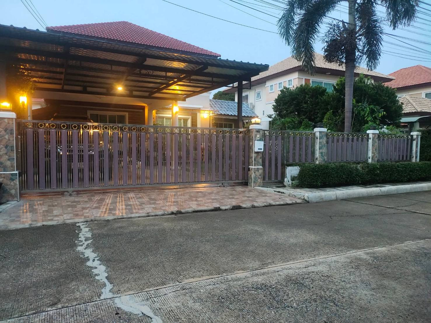Selling very cheap!! 2-story detached house, Chuan Chuen Village, Brookside, prime location, Muang District, Pathum Thani, next to a golf course, near Robinson Srisamarn.
