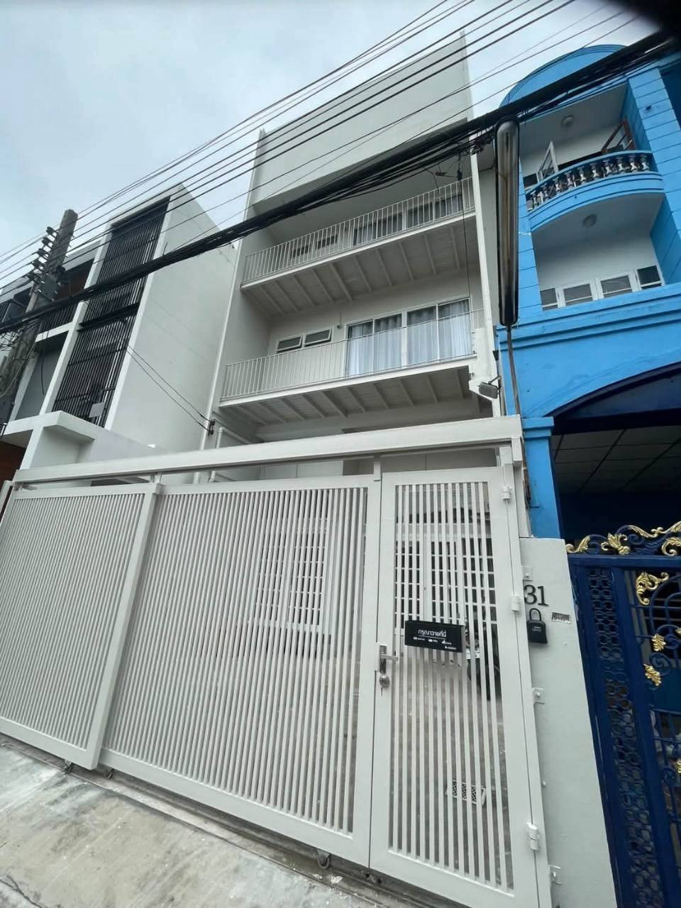 ให้เช่า / ขาย ทาวน์โฮม 3 ชั้น ย่านสุทธิสาร-ห้วยขวาง ตัวบ้านอยู่ในซอยอุดมเกียรติ ซึ่งถือเป็นหนึ่งในซอยยอดนิยมของย่านนี้ เนื่องจากอยู่ใกล้ MRT สุทธิสาร ประมาณ 700 - 750 เมตร สามารถเดินหรือนั่งวินมอเตอร์ไซค์ได้ง่ายมากๆ ให้เช่า / ขาย ทาวน์โฮม 3 ชั้น ย่านสุทธิสาร-ห้วยขวาง ตัวบ้านอยู่ในซอยอุดมเกียรติ ซึ่งถือเป็นหนึ่งในซอยยอดนิยมของย่านนี้ เนื่องจากอยู่ใกล้ MRT สุทธิสาร ประมาณ 700 - 750 เมตร สามารถเดินหรือนั่งวินมอเตอร์ไซค์ได้ง่ายมากๆ