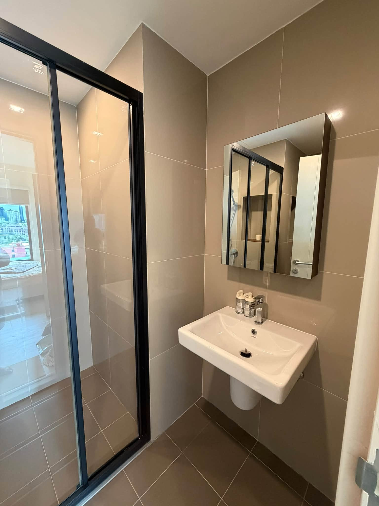 ให้เช่าคอนโด The Base Thonglor–Phetchaburi — 1 ห้องนอน 32.37 ตร.ม. ชั้น 9 (ห้องใหญ่ แต่งครบ บิวท์อินสวย ตรงข้าม รพ.กรุงเทพ ใกล้อโศก-ทองหล่อ) – รูปที่ 4