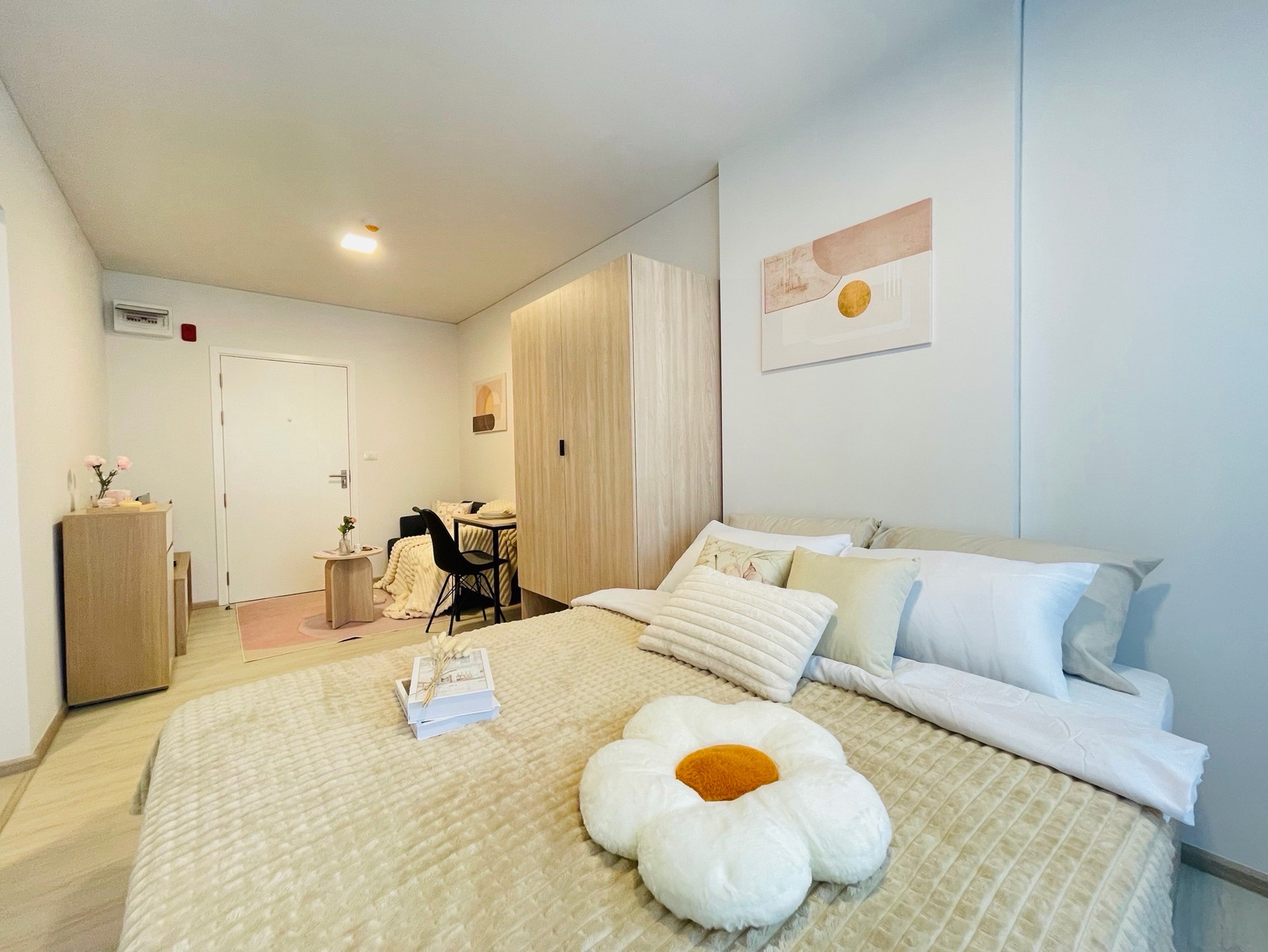 For rent, Plum Condo Chaengwattana-Don Mueang, studio room 24.35 sq m, near the Red Line, only 8,000 baht/month.