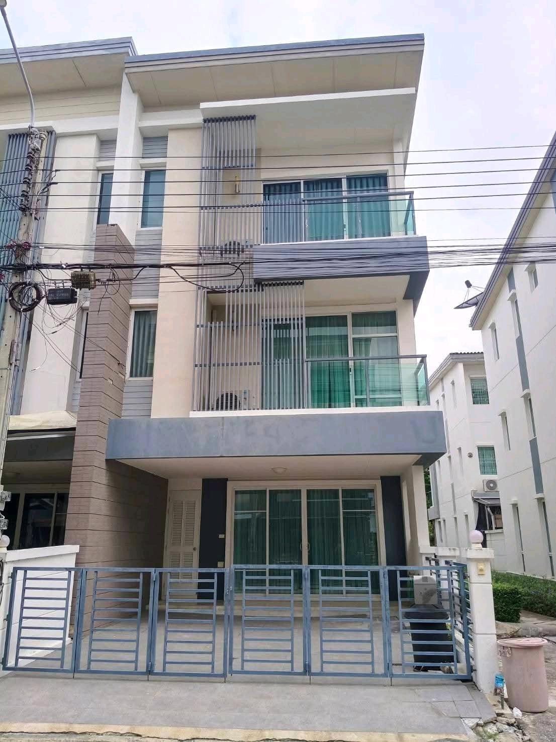 (หลังมุม) ทาวน์โฮม 3 ชั้น 3 นอน 4 น้ำ อ่อนนุช68 ใกล้รถไฟฟ้า 
