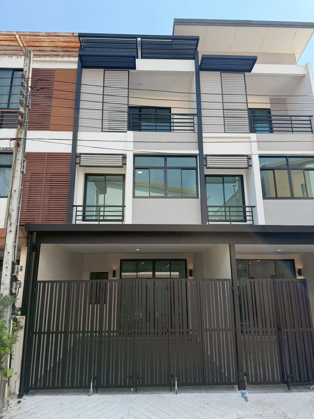 Townhome for sale, Signature Watcharaphon 2 project, Bang Khen, 17 sq m, 3 bedrooms, 3 bathrooms, parking for 1 car.