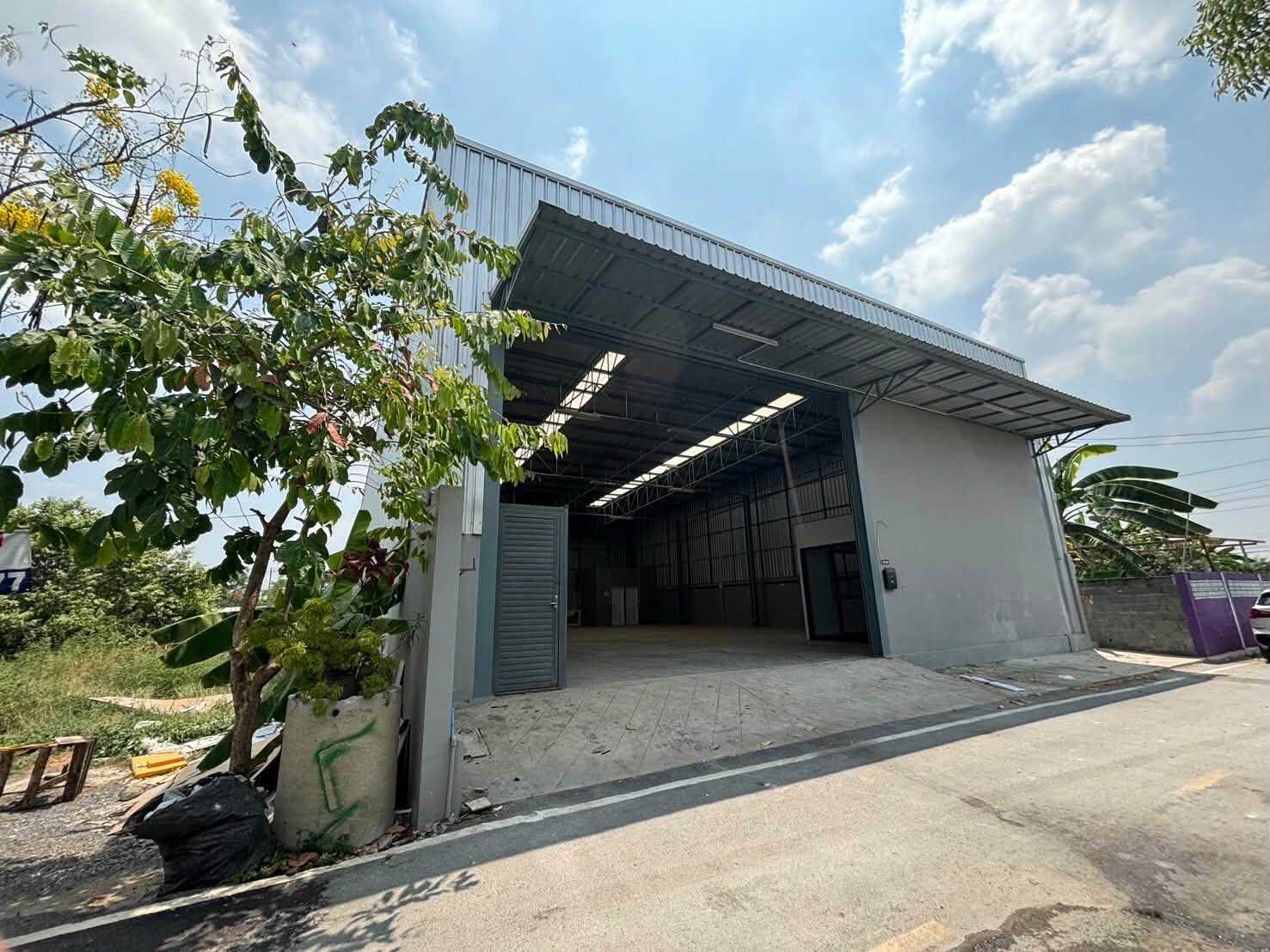 Warehouse for rent, usable area 300 sq m., has office, ready to use, location Sri Saman, Don Mueang, Songprapa, Pak Kret. Warehouse for rent, usable area 300 sq m., has office, ready to use, location Sri Saman, Don Mueang, Songprapa, Pak Kret.