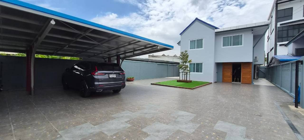 2-story detached house for rent, completely renovated. Ramkhamhaeng Road 110 Air conditioned, fully furnished, 4 bedrooms, 1 living room, 2 bathrooms, monthly rental price 40,000 baht/month.