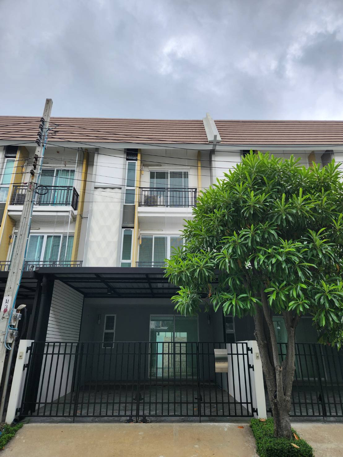 3-story townhome for sale, Flora Tiwanon project, near the BTS, quiet, ready to move in.
