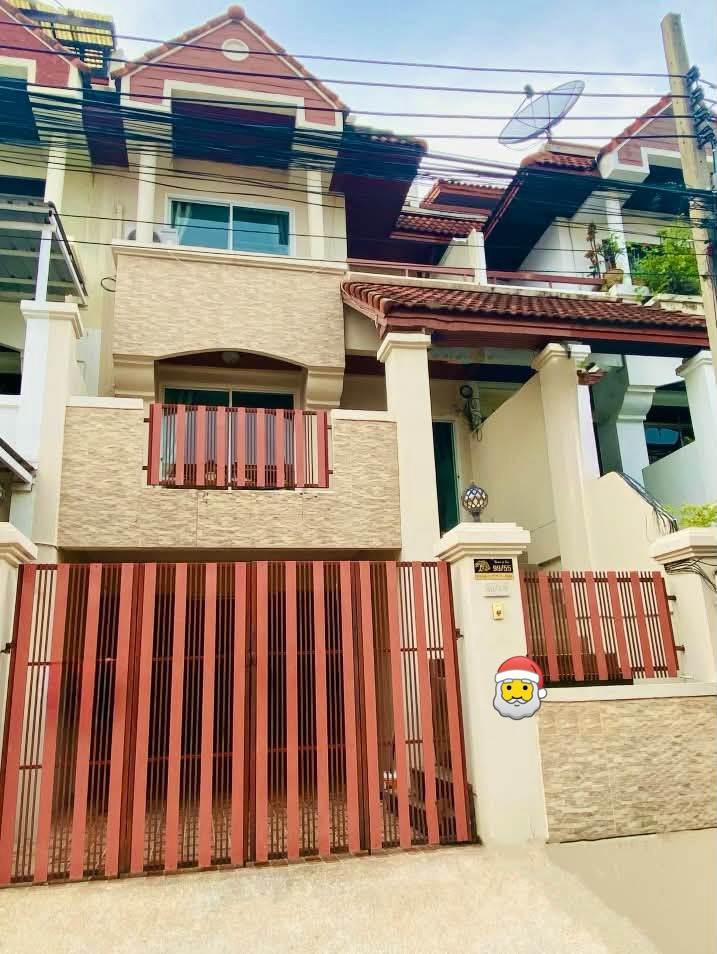 🏢✨ FOR RENT 4-story townhome, ROYAL NAKARIN VILLA, 5 bedrooms, 5 bathrooms, Home Office, large usable area 500 sq m., near the MRT Yellow Line about 600 meters 💰 Rent only 38,000 baht/month.