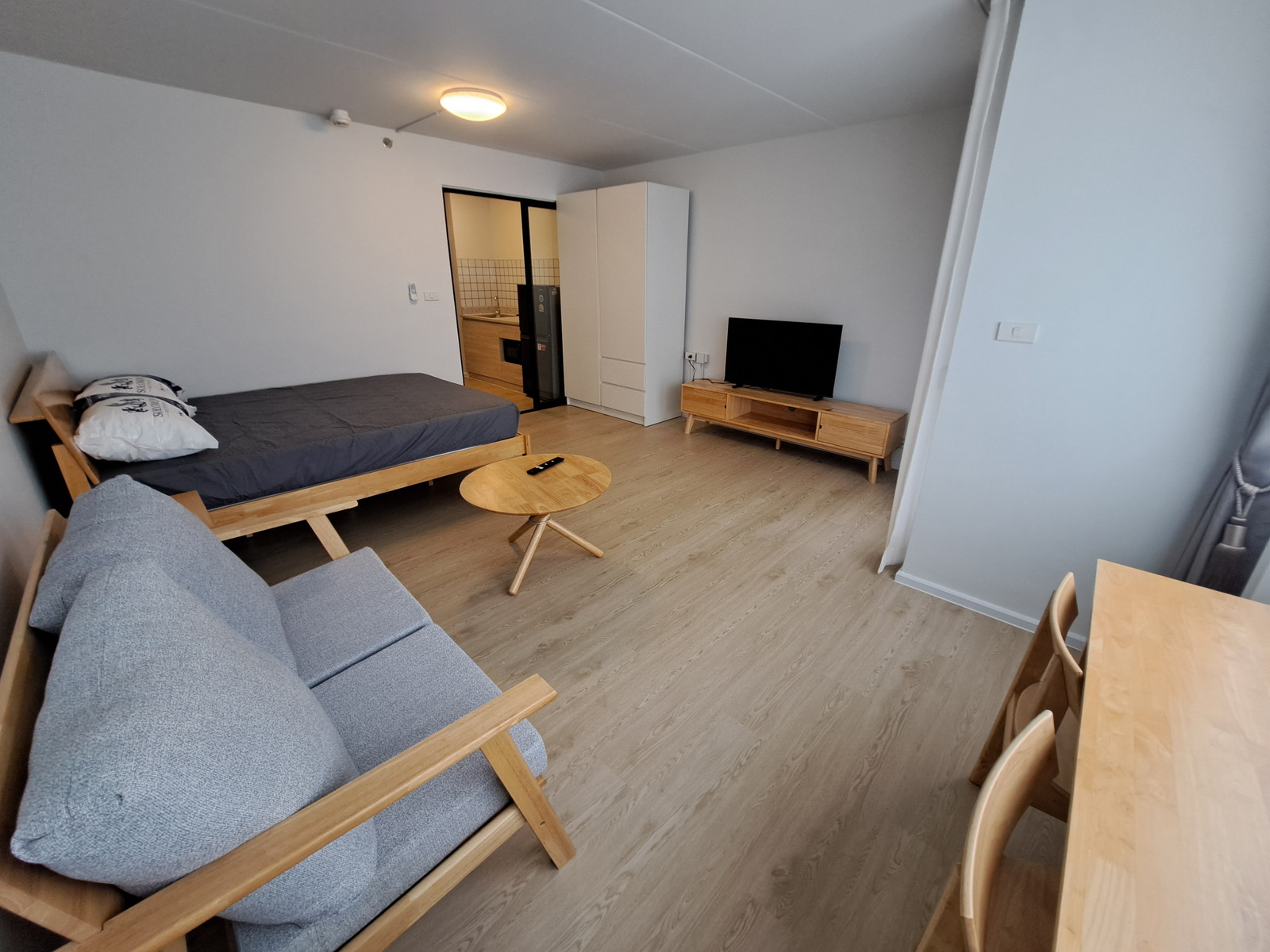 urgent!!! Lost reservation, corner room on the 5th floor, ready to move in 8200 baht/month