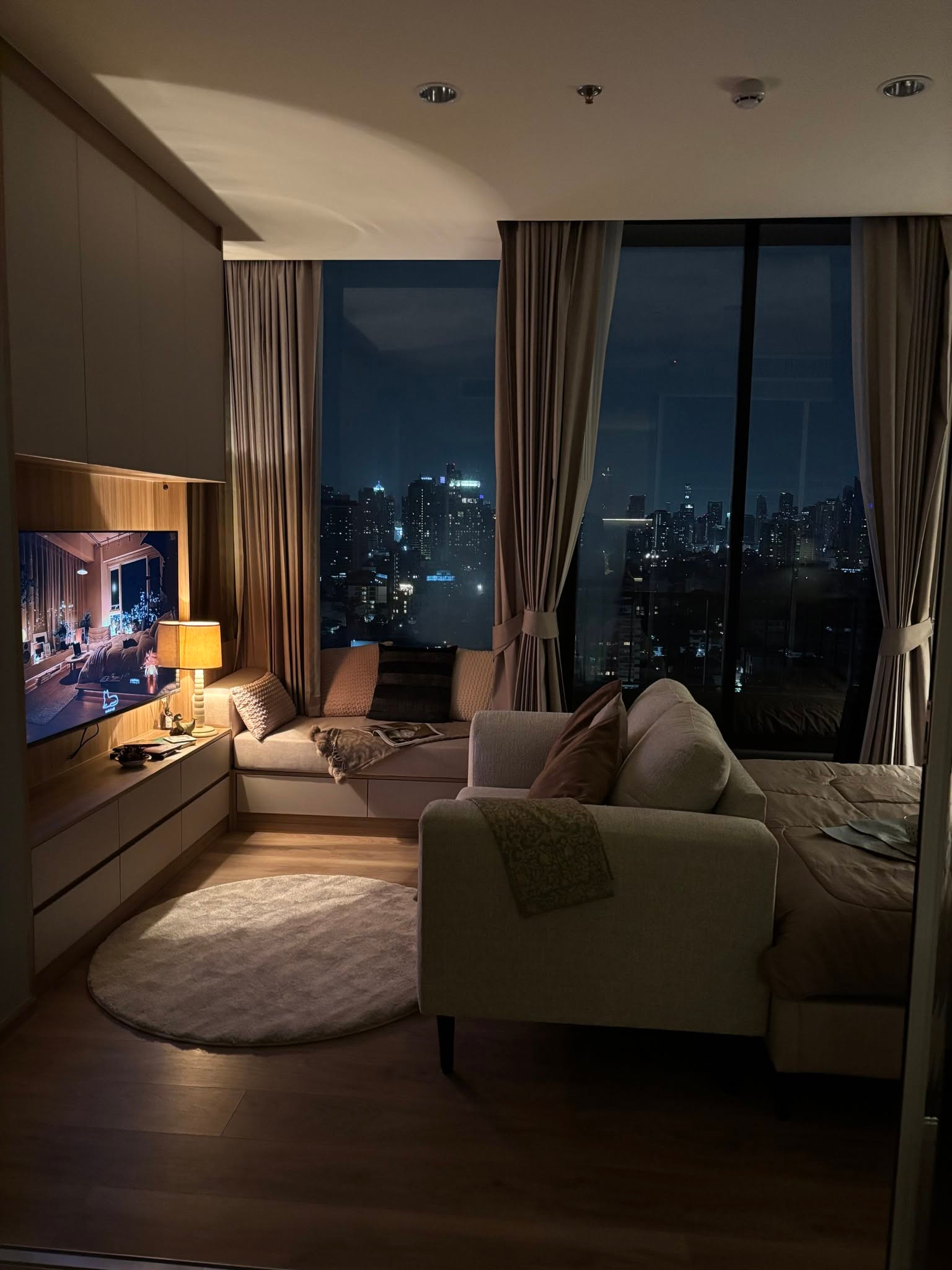 ✨ 1 Bedroom High Ceiling with Daybed, beautifully decorated in Cozy style, view of Thonglor city | Noble Form Thonglor