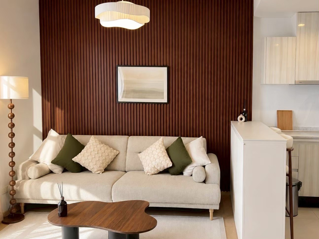 🏙️✨ ให้เช่าคอนโดหรู HQ Condo Thonglor ห้องตกแต่งสวยสไตล์ Modern Luxury โทนอบอุ่น เรียบหรู ดูมีระดับ 🤎 เฟอร์นิเจอร์ครบ พร้อมเข้าอยู่ มาพร้อมห้องน้ำขนาดใหญ่ มีอ่างอาบน้ำให้ผ่อนคลาย 🛁