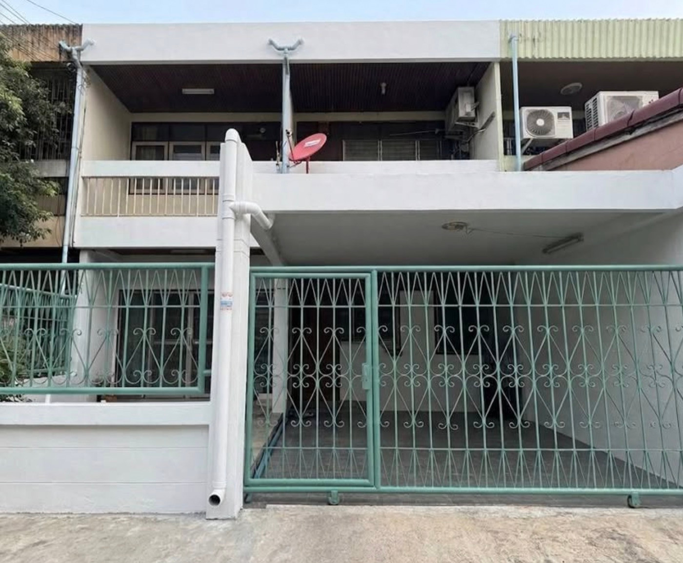 Townhouse for sale, Rama 9, New Road, Soi 34, 30 sq m, 3 bedrooms, 2 bathrooms, parking for 2 cars.