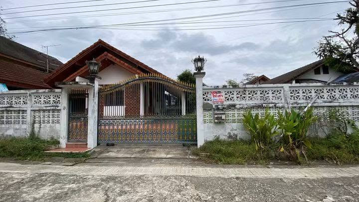 House for rent, Phutthamonthon Sai 2, near Nim Si Seng transportation. Near The Mall Bang Khae Newly decorated house, 90 sq m., 3 bedrooms, 2 bathrooms, 4 air conditioners, built-in kitchen, quiet, private.