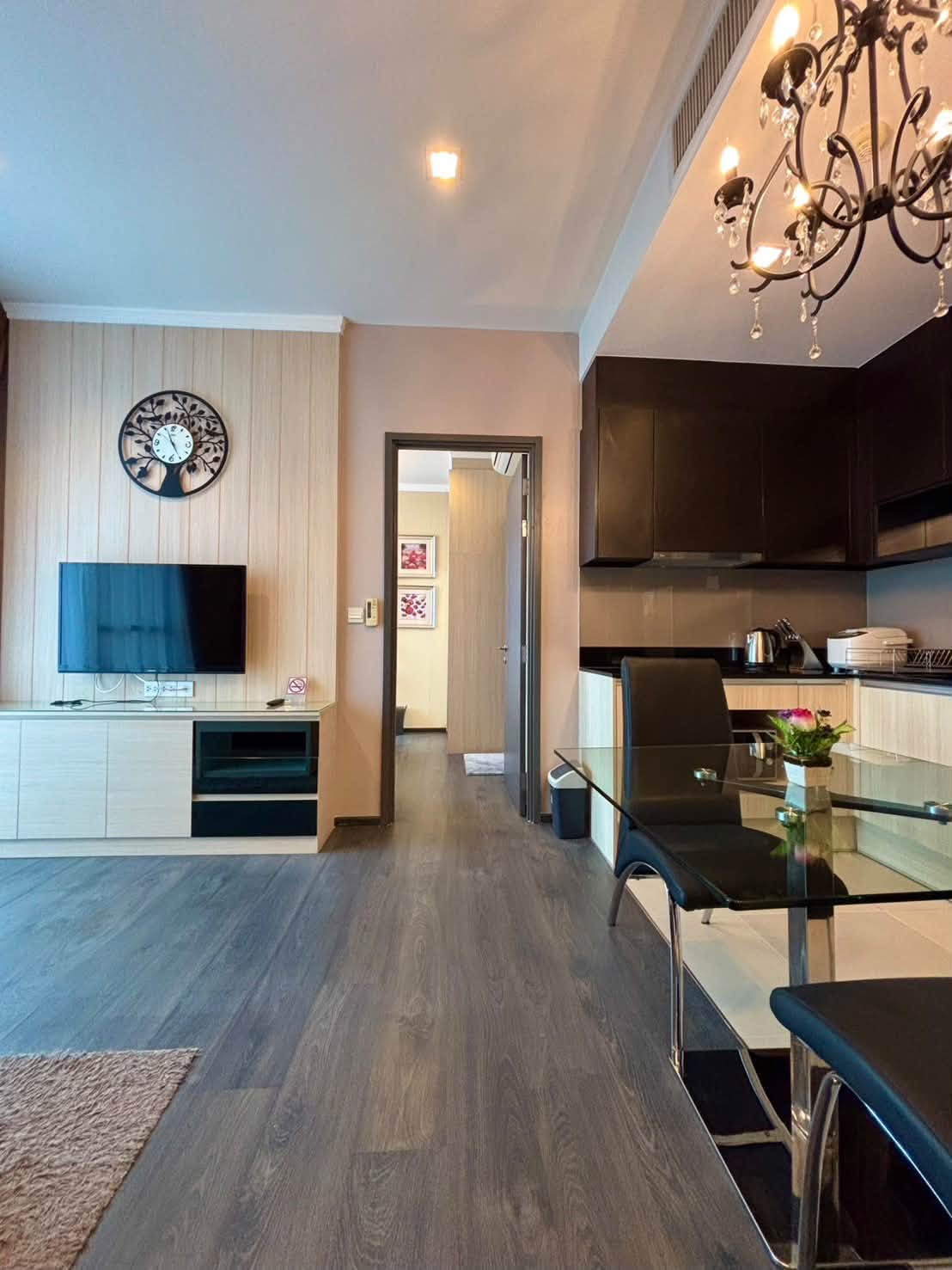 Edge Sukhumvit 23 ให้เช่าห้องมุมแต่งสวยพร้อมอ่างอาบน้ำแบบ 1 Bedroom ชั้น 10