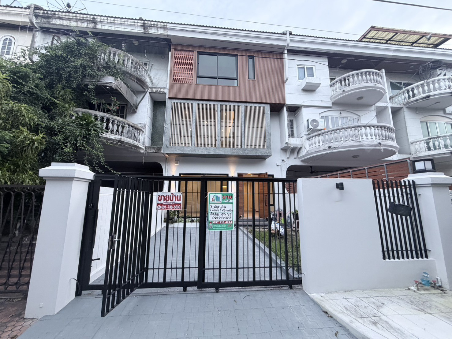 98627 - Renovated house for sale, Raja Villa, ready to move in, next to the main road, near the mall.