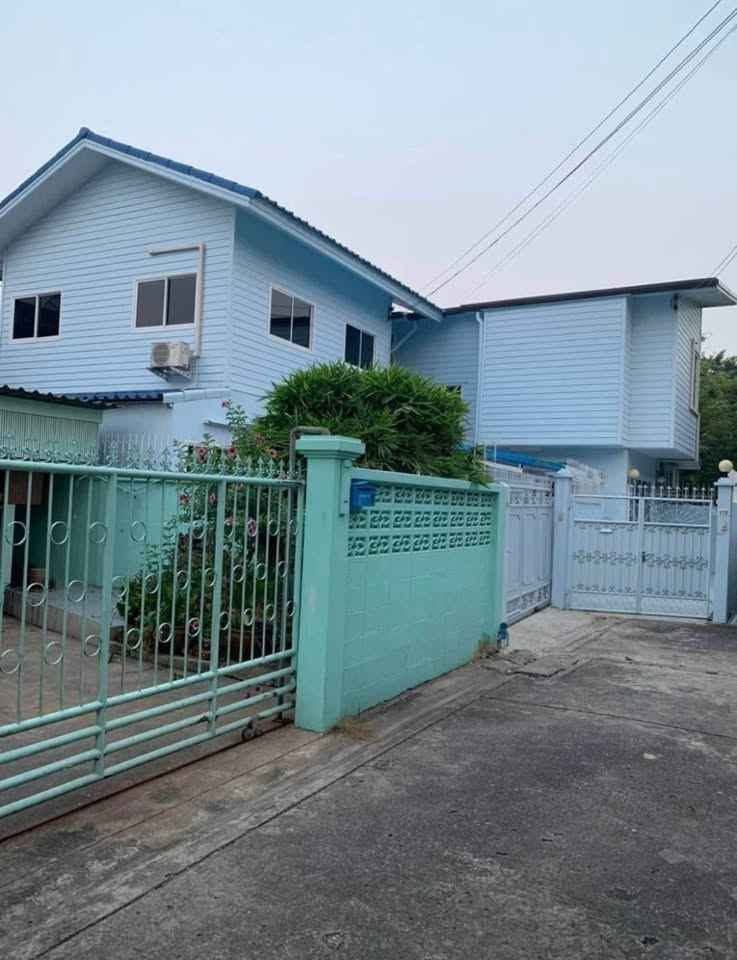 2-story detached house for rent, Soi Taksin 40, near Big C Dao Khanong, near BTS Talat Phlu, MRT Tha Phra 1 km. 2-story detached house for rent, Soi Taksin 40, near Big C Dao Khanong, near BTS Talat Phlu, MRT Tha Phra 1 km.