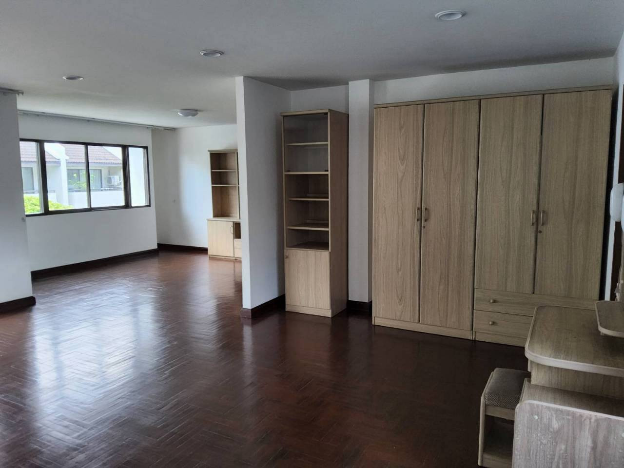 For rent  Baan Charoenmit Ekkamai 10 4.5-Storey Townhome | Fully Furnished (S03-2807)