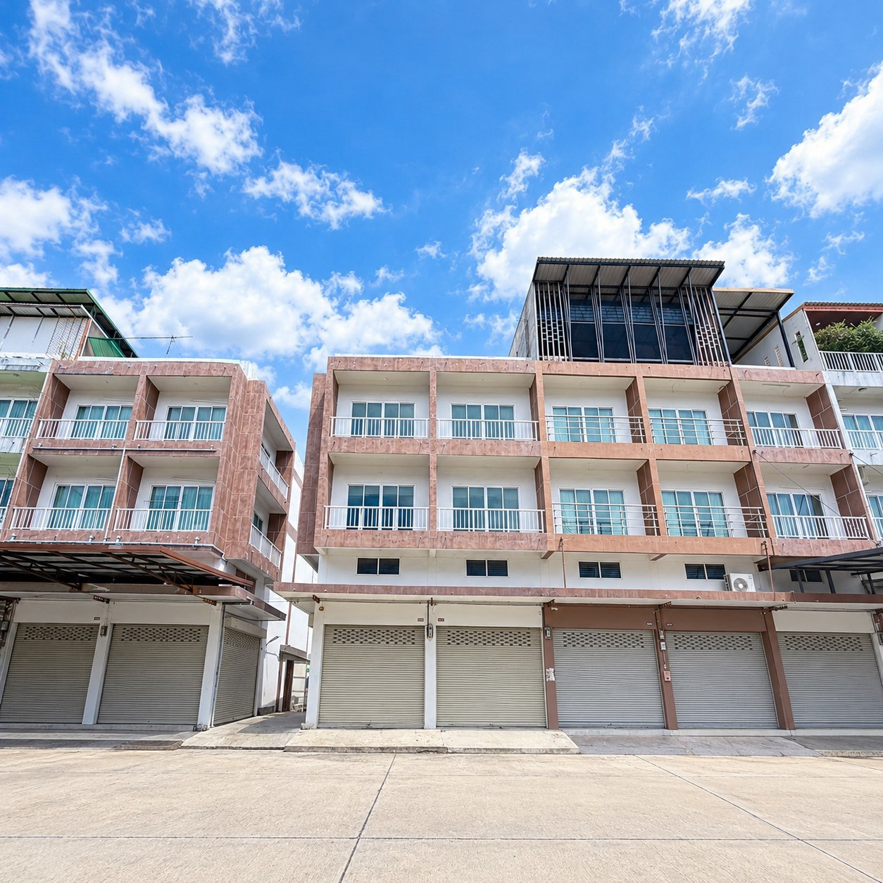 🏢🔥 **FOR SALE: Corner Commercial Building, 2 Units | Near Sampheng 2 Market!**