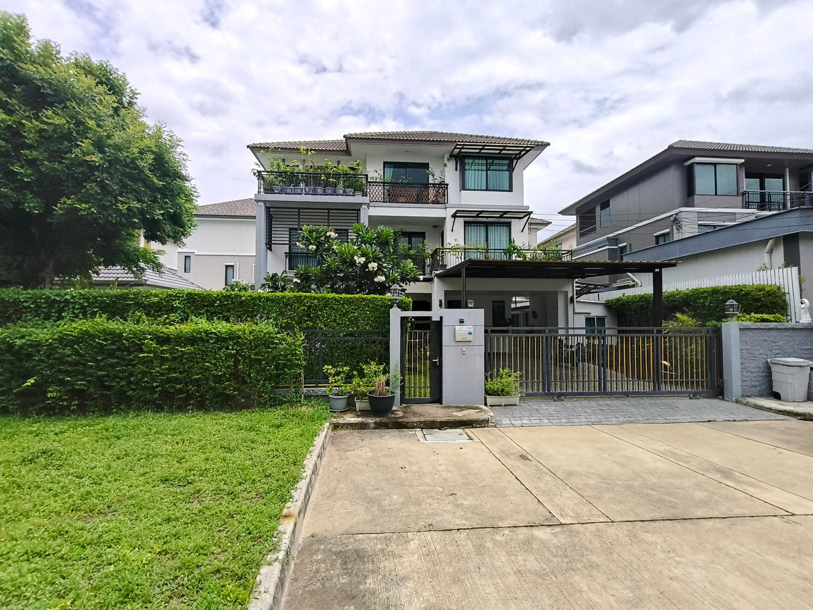 For sale: 3-storey detached house, the largest in the project.