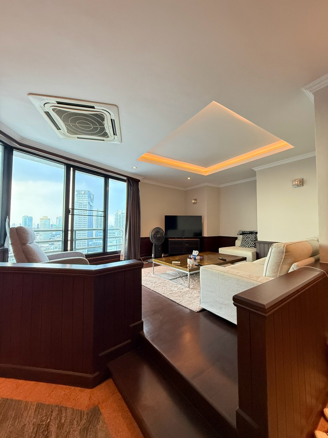 🏡 Condo for Rent / Sale at Royal River Place🌟 Spacious High-Floor Living 🏙️✨
