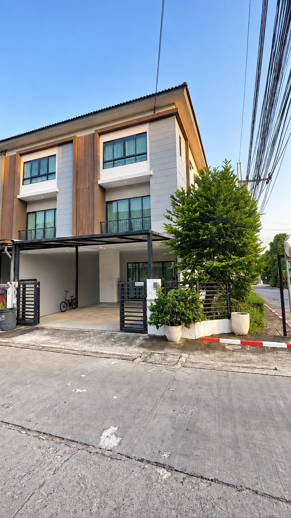 3-story townhome for sale, corner unit, The Connect Up 3, Lat Phrao 126, suitable for families. or people who want additional space for their pets 3-story townhome for sale, corner unit, The Connect Up 3, Lat Phrao 126, suitable for families. or people who want additional space for their pets