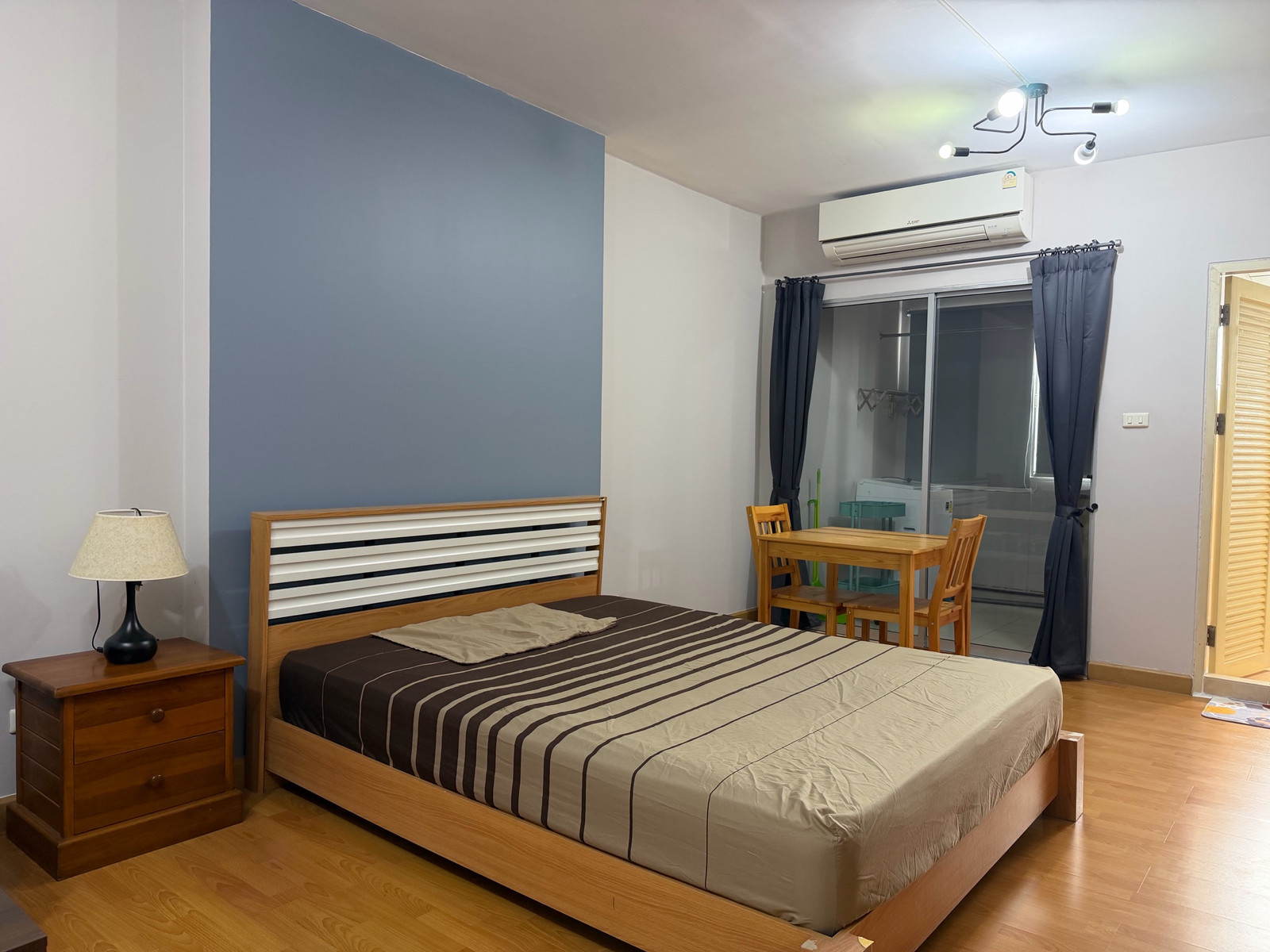 Looking for a room to rent near BTS, budget no more than 10,000 baht, this room meets your needs!  For rent: City Home Sukhumvit 2, large studio room, 34 sq m, with furniture.