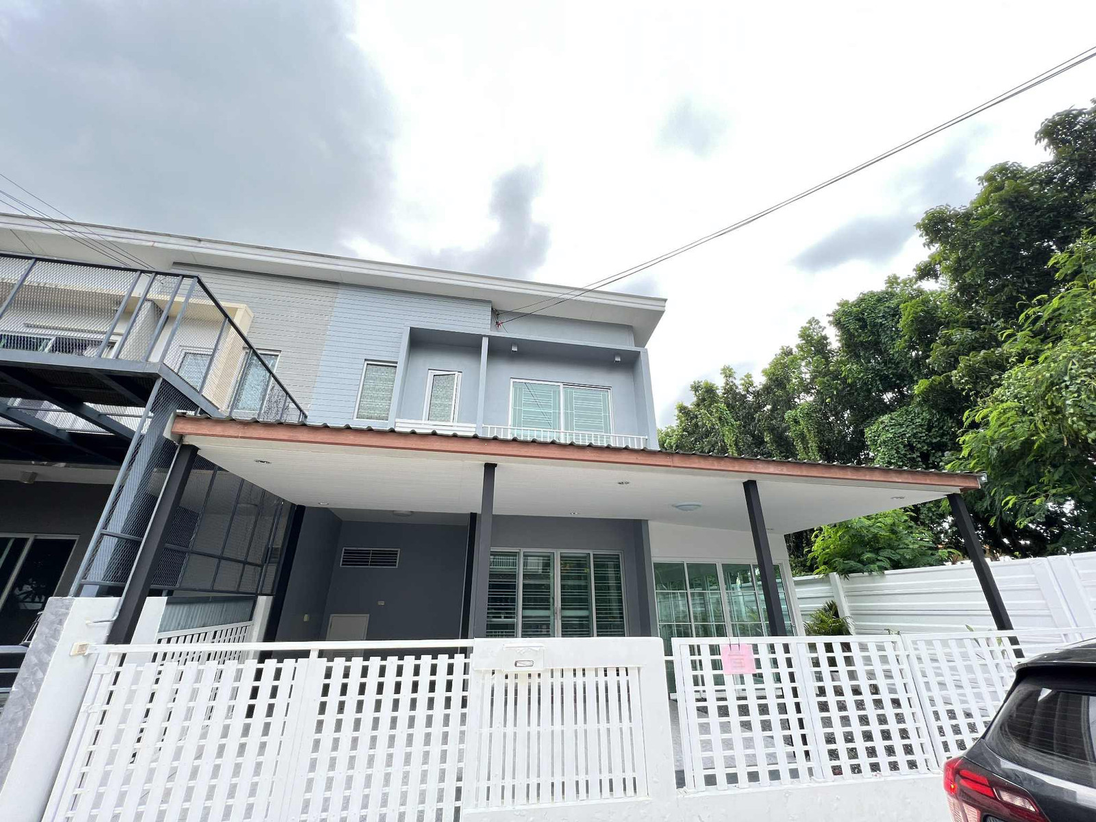 🏠 Townhome for rent on the edge of Soi King Kaew 37, 15,000 baht per month ✈️ Close to Suvarnabhumi Airport, 7.9 km only, house available, ready to move in ✅✅ 🧾📚 Company registration possible.  Increase rent 2000 baht per month 🧾📚 🐶🐱 Can raise small anima