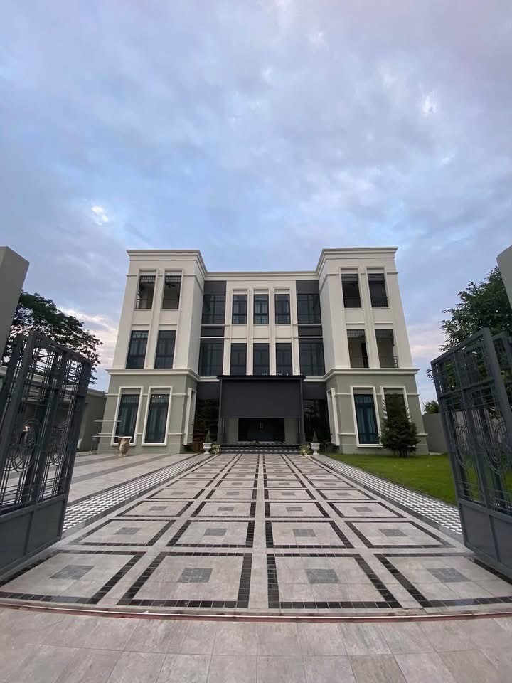 Luxury Mansion for Sale at Suan Ake Lake Park Villa with Expansive Family Living and Leisure Spaces 
