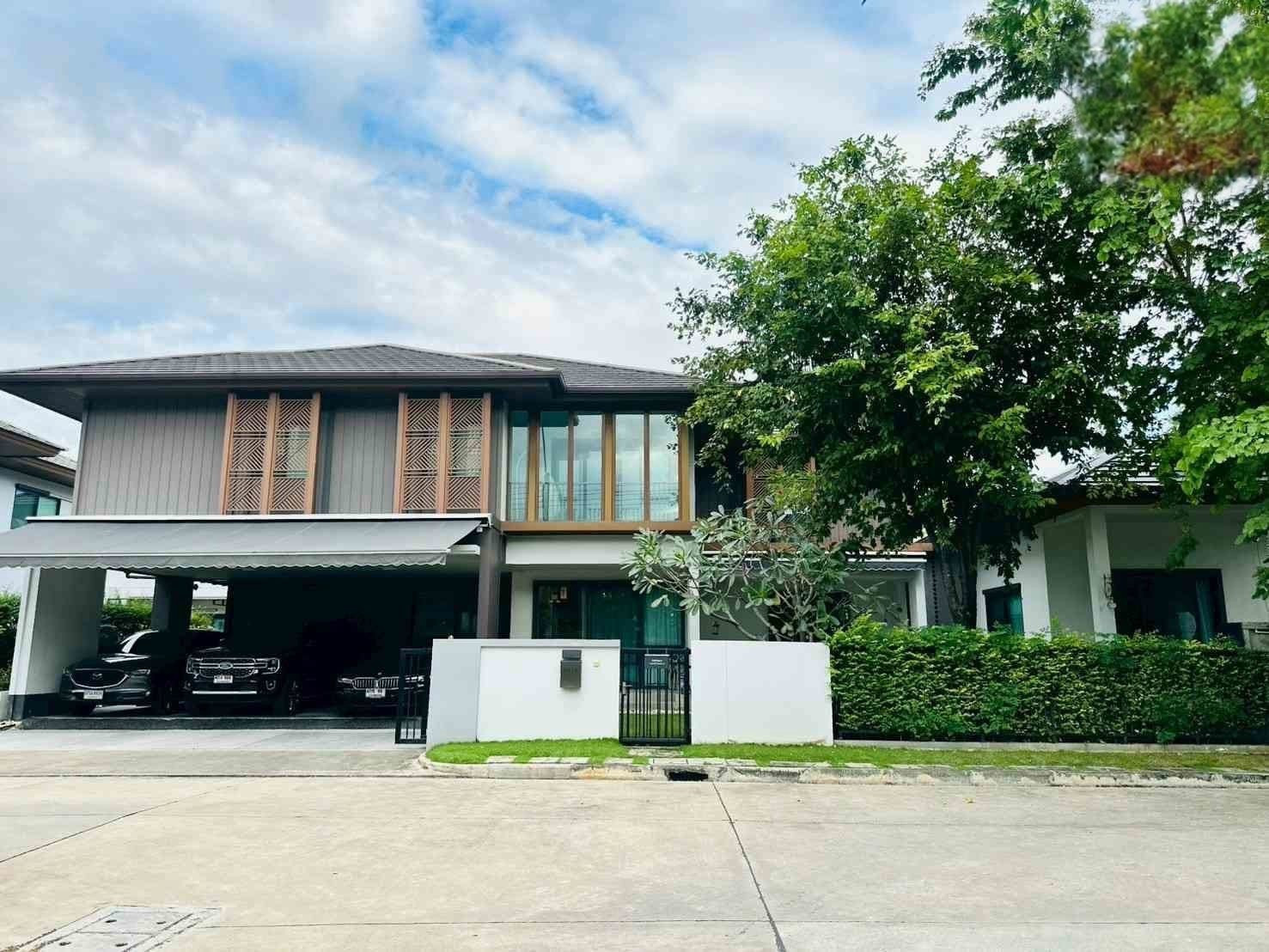 Luxury corner house, Burasiri Phatthanakan, premium detached house. On a potential location With large living space and complete functions.