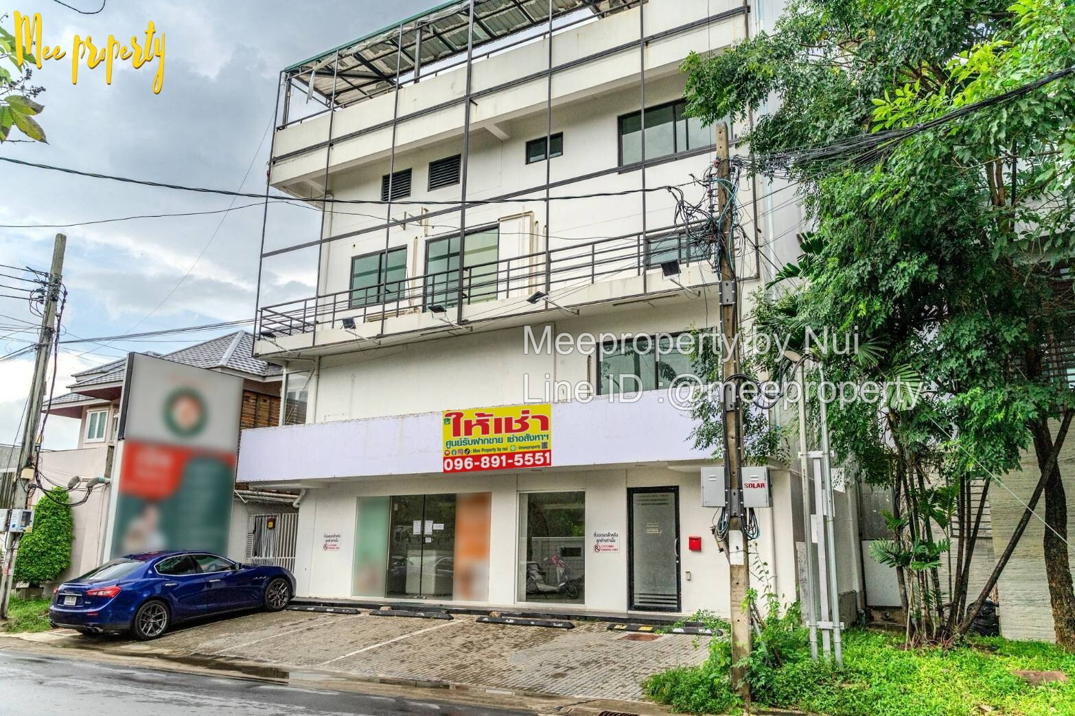 #ให้เช่าสำนักงานออฟฟิศ 4.5 ชั้น พร้อมสระว่ายน้ำขนาดใหญ่บนชั้นดาดฟ้า  ใกล้ Paradise Park ศรีนครินทร์ เพียง 450 เมตร!  ที่ดินขนาด 100 ตรว. พื้นที่ใช้สอยประมาณ 1,200 ตร.ม.  ME-323