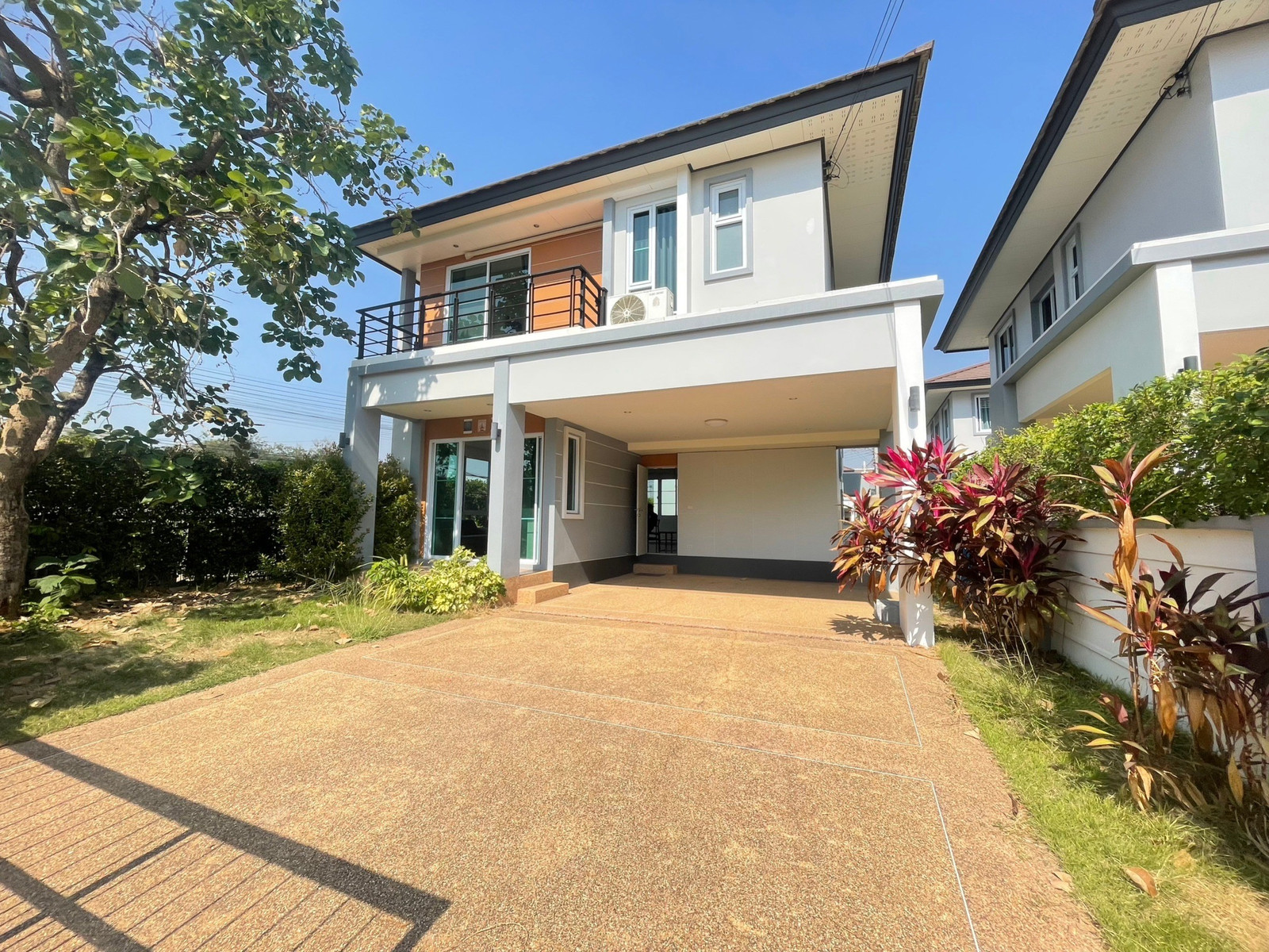 **For rent** Two-story detached house, 3 bedrooms, 3 bathrooms.
