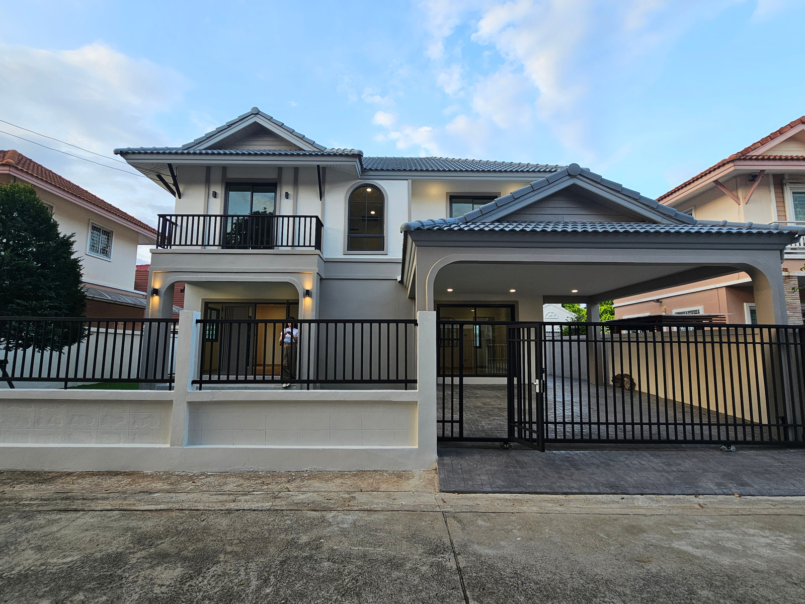 Newly renovated detached house for sale, Baan Un Rak, Lat Phrao 87, near CDC - along Ekamai Expressway. Newly renovated detached house for sale, Baan Un Rak, Lat Phrao 87, near CDC - along Ekamai Expressway.