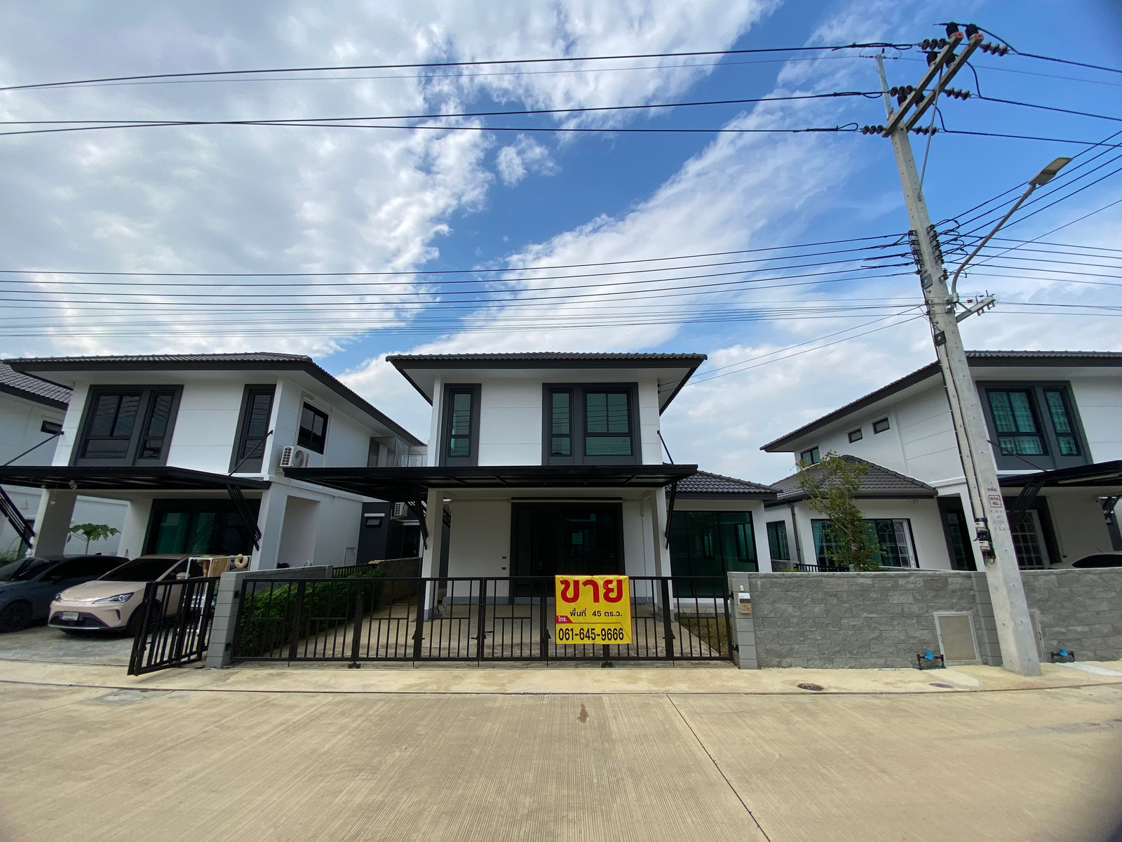 ขายบ้านโครงการฉัตรหลวง19 *ทำเล คลองสาม คลองหลวง ปทุมธานี *เนื้อที่ 45 ตร.ว  *พื้นที่ 116 ตร.ม *3 ห้องนอน 3 ห้องน้ำ  *1 ห้องอเนกประสงค์  *1 ห้องต่อเติมพิเศษโดยโครงการ *2 ที่จอดรถ *เครื่องปรับอากาศ 3 เครื่อง *หน้าบ้านวิวทิศใต้ ราคา 3.6 ล้านบาท