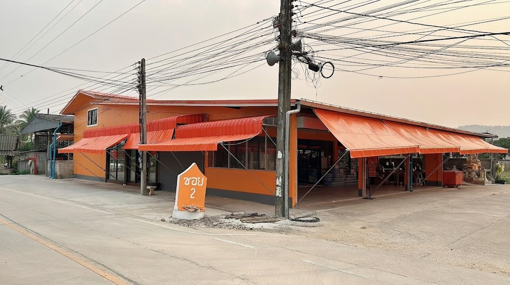 Single-storey detached house for sale with storefront and warehouse, area 211 sq m, community location, Huai Sak Subdistrict, Mueang Chiang Rai District. Newly renovated, ready for business