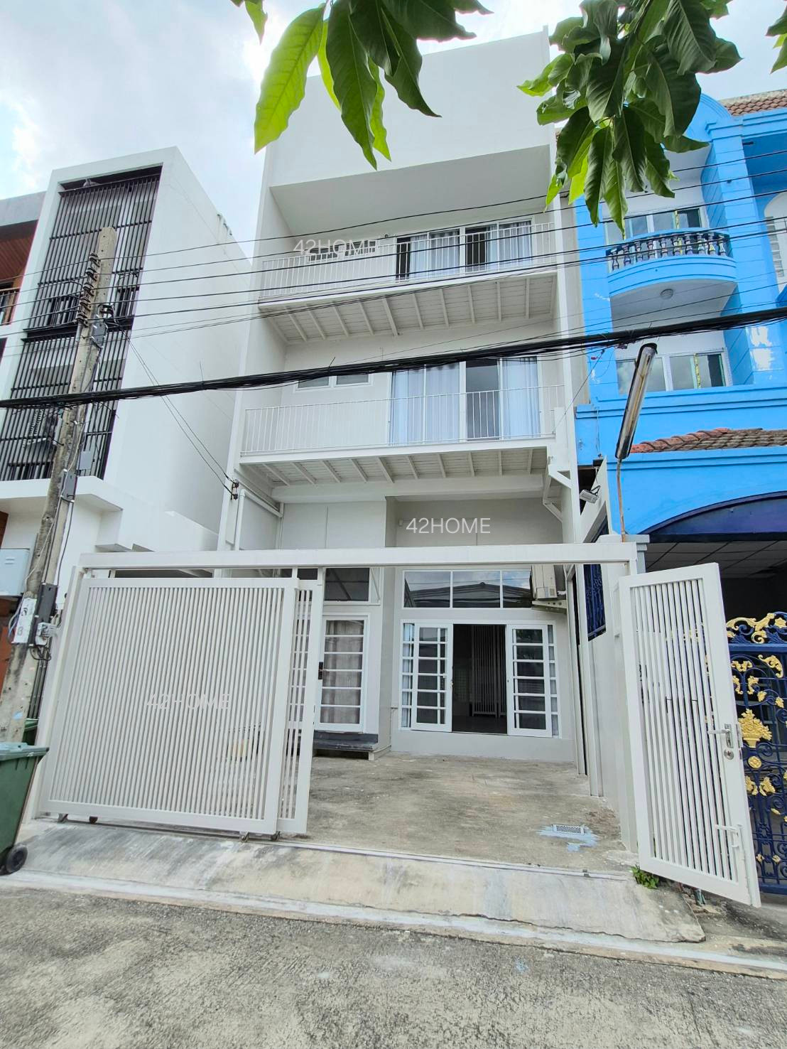 ให้เช่า / ขาย ทาวน์โฮม 3 ชั้น ย่านสุทธิสาร-ห้วยขวาง ตัวบ้านอยู่ในซอยอุดมเกียรติ ซึ่งถือเป็นหนึ่งในซอยยอดนิยมของย่านนี้ เนื่องจากอยู่ใกล้ MRT สุทธิสาร ประมาณ 700 - 750 เมตร สามารถเดินหรือนั่งวินมอเตอร์ไซค์ได้ง่ายมากๆ ให้เช่า / ขาย ทาวน์โฮม 3 ชั้น ย่านสุทธิสาร-ห้วยขวาง ตัวบ้านอยู่ในซอยอุดมเกียรติ ซึ่งถือเป็นหนึ่งในซอยยอดนิยมของย่านนี้ เนื่องจากอยู่ใกล้ MRT สุทธิสาร ประมาณ 700 - 750 เมตร สามารถเดินหรือนั่งวินมอเตอร์ไซค์ได้ง่ายมากๆ