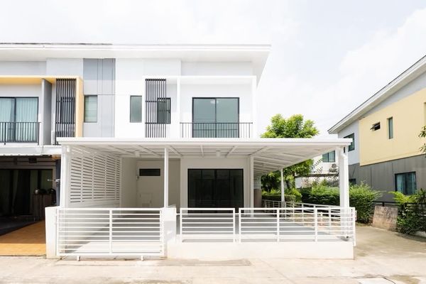 ทาวน์โฮมหลังมุม รีโรเวทใหม่กริ๊บ พร้อมเข้าอยู่ ทำเล สวนหลวง อ่อนนุช  ราคาเบาๆ 