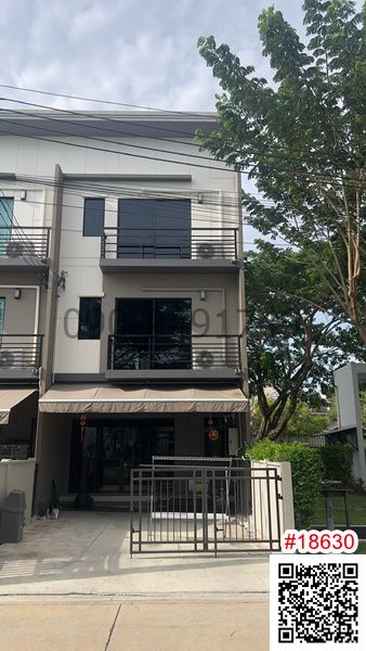 For sale: 3-story townhome, Baan Klang Muang. Srinakarin-On Nut, corner house, near Seacon Square.
