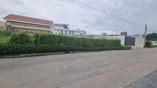 For rent #Empty land Soi Ratchawinit Bang Kaeo Behind Mega Bangna 📞095-164-2956  #Near Ratchawinit Bangkaeo School #Bangna area