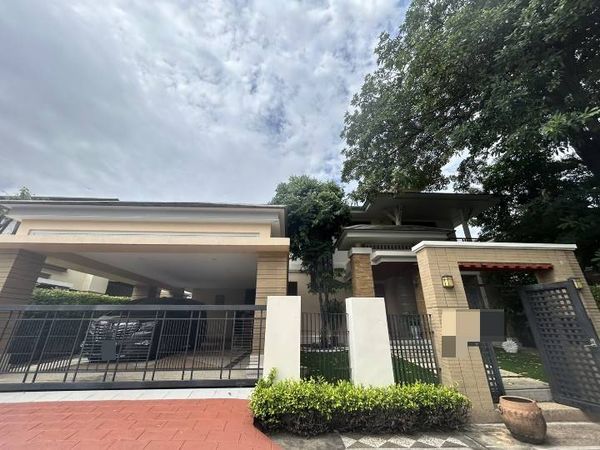 For rent, large 2-story detached house, area 100 square meters, Phatthanakan Road 54, air conditioned, fully furnished, 4 bedrooms, 5 bathrooms, 1 maids room, monthly rental price 100,000 baht/month.