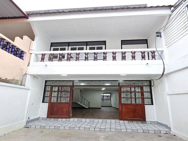 ขายทาวน์เฮ้าส์ 2 ชั้น รีโนเวทใหม่ ใจกลางศรีราชา (ใกล้เซ็นทรัล-สุขุมวิท)