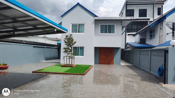 2-story detached house for rent, completely renovated. Ramkhamhaeng Road 110 Air conditioned, fully furnished, 4 bedrooms, 1 living room, 2 bathrooms, monthly rental price 40,000 baht/month.