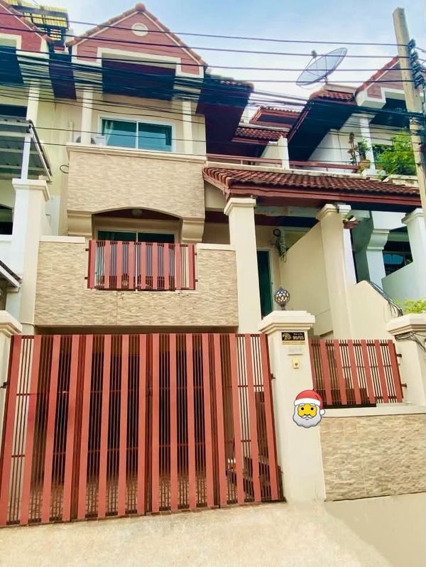 🏢✨ FOR RENT 4-story townhome, ROYAL NAKARIN VILLA, 5 bedrooms, 5 bathrooms, Home Office, large usable area 500 sq m., near the MRT Yellow Line about 600 meters 💰 Rent only 38,000 baht/month.