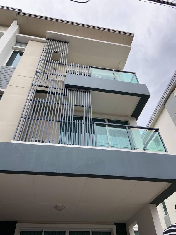 M1833 3-story townhome for rent, Town Avenue Srinakarin, Soi On Nut 68.