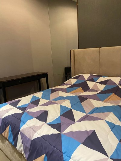 🔥Rent Now🔥 The Esse at Singha Complex, near MRT Phetchaburi Station. Fully furnished and ready to move in.