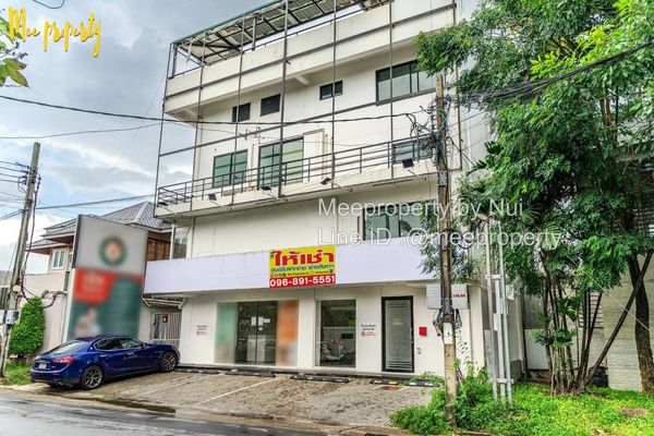#ให้เช่าสำนักงานออฟฟิศ 4.5 ชั้น พร้อมสระว่ายน้ำขนาดใหญ่บนชั้นดาดฟ้า  ใกล้ Paradise Park ศรีนครินทร์ เพียง 450 เมตร!  ที่ดินขนาด 100 ตรว. พื้นที่ใช้สอยประมาณ 1,200 ตร.ม.  ME-323