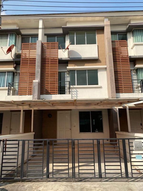 Townhome for rent, 3 floors, Town Plus On Nut, Lat Krabang, 20 sqw, 3 bedrooms.