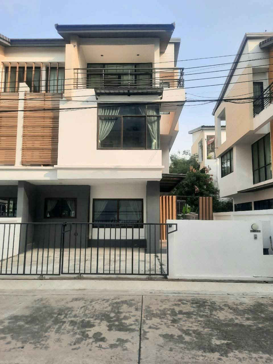 Semi-detached house for rent, Verydian Ratchaphruek project, fully furnished, ready to move in, near Bang Phlu BTS station, near Central Westgate, can enter and exit via Ratchaphruek - Rattanathibet Road and Bang Bua Thong Road, convenient travel.