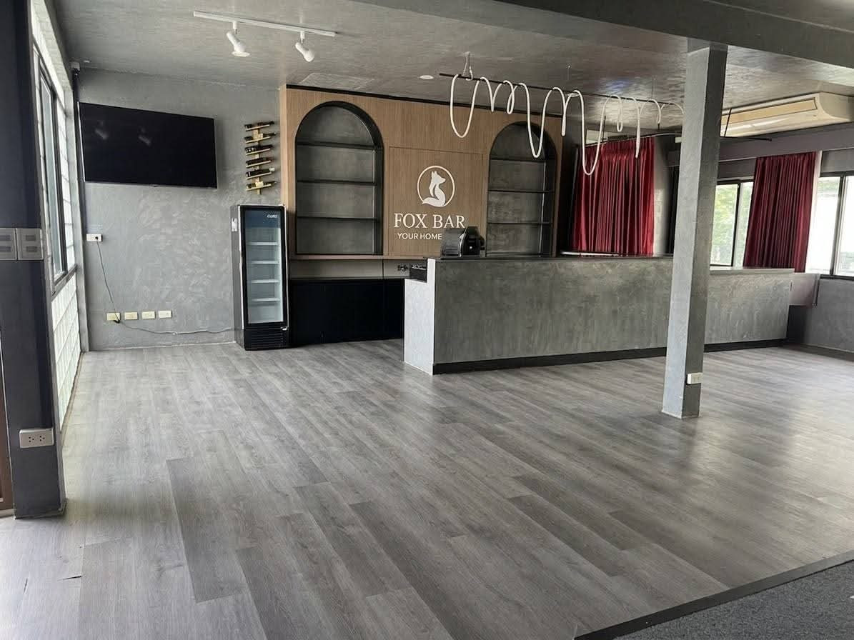 Shophouse for rent on Ekkamai Road, 2 units, 3 floors, can be rented out. Or you can rent it all. The building is near Donki Mall, surrounded by many new high-rise condo projects, able to park at Ekamai Shopping Mall.
